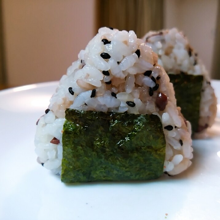 ご飯と赤飯と胡麻の海苔巻きおにぎり